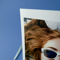 Detail svatebního oznámení ve stylu polaroid